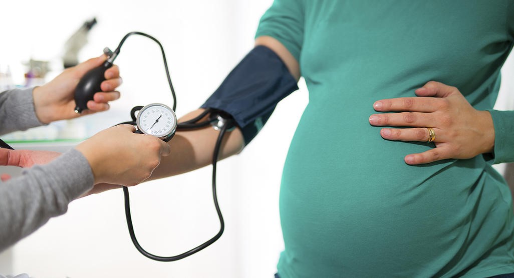 پزشک متخصص زنان برای مادران با حاملگی پر خطر چه مراقبت هایی را ضروری می داند؟